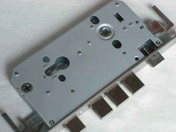 新青24小时上门开锁公司